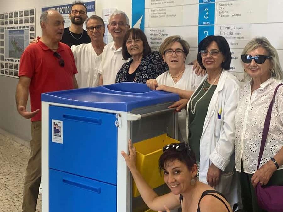 Carrello porta cartelle cliniche per reparto di Ostetricia, ospedale Santa Maria Goretti