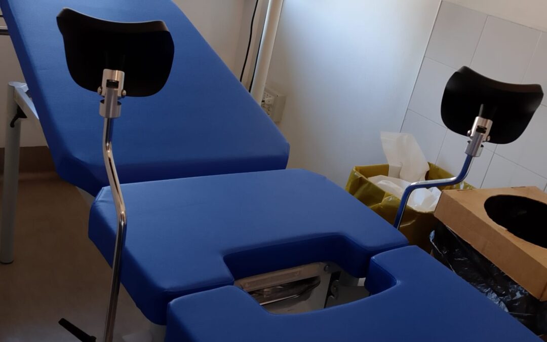 Donazione lettino ginecologico, sgabello per ecografia Ostetricia e Ginecologia e sedia a rotelle per il reparto di Malattie Infettive