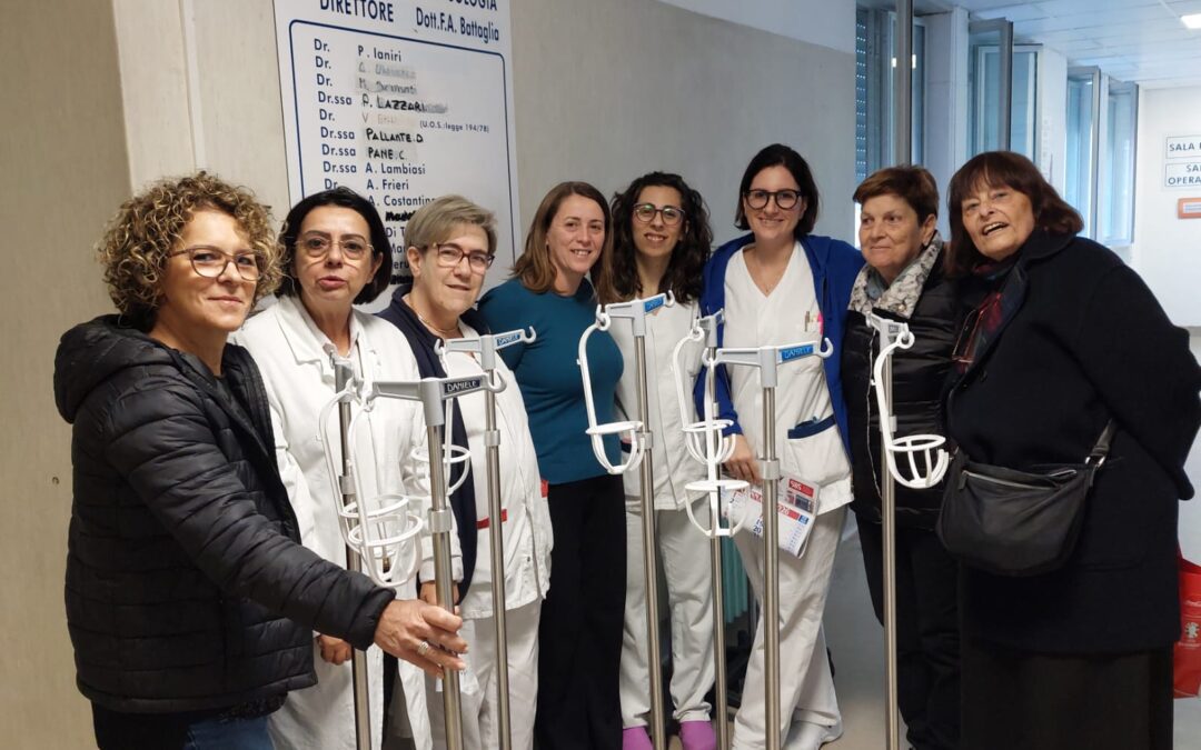 Donazione di 10 aste per flebo reparto di Ginecologia e Ostetricia