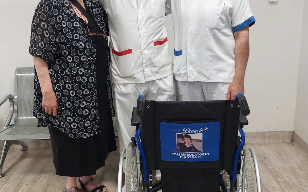Doppia donazione di 2 sedie a rotelle personalizzate per il Reparto di Ortopedia e presso il Poliambulatorio Piastra C